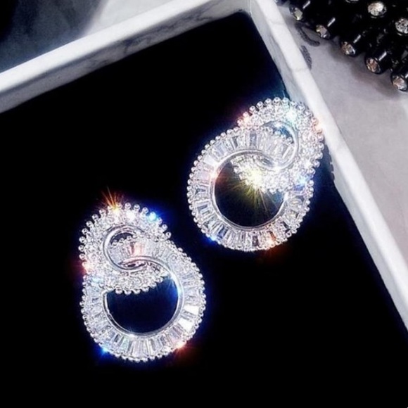 NEW 18K White Gold Diamond Double Circle Earrings - Picture 2 of 3